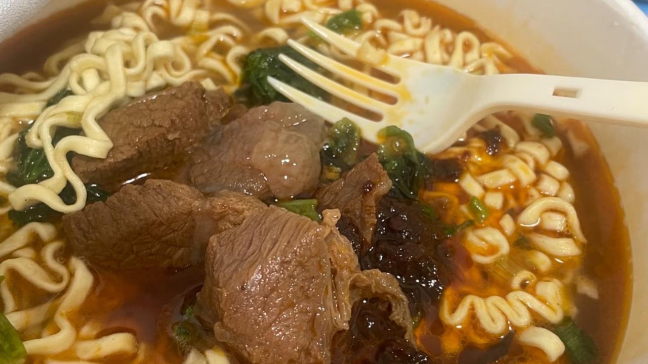 泡麵料理包直接沖泡「口感差」?網友曝:多加「1步驟」煮出來像現煮