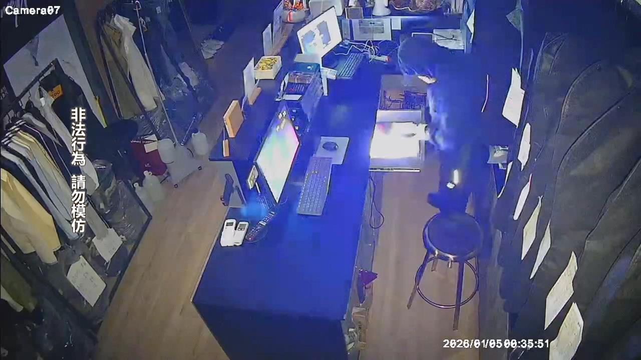 公館商圈竊案！　小偷「爬二樓」闖服飾店得手八萬元