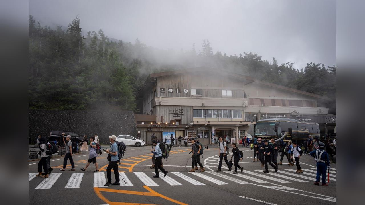 扯！ 7歲兒登富士山體力不支 父為攻頂狠心丟包山腰