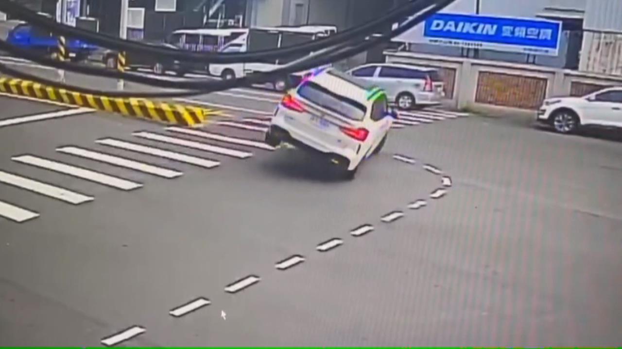 不熟路況? 轎車駕駛"沒看到庇護島" 直直撞上動彈不得