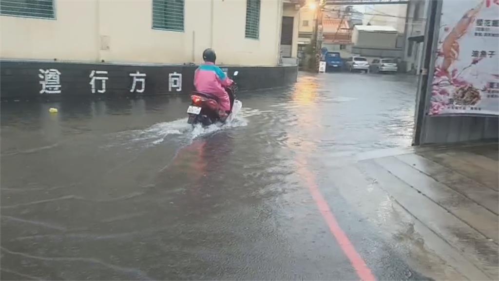 屏東東港低窪民宅　水淹膝蓋高、家具泡水中