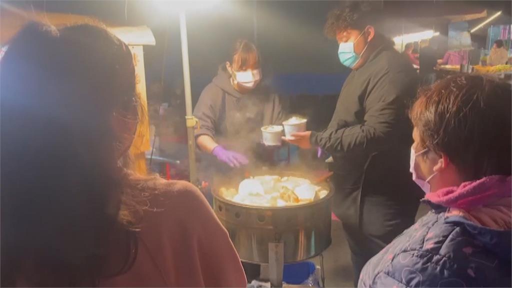 天冷擺攤突昏倒！　鄰攤父女接力CPR搶命