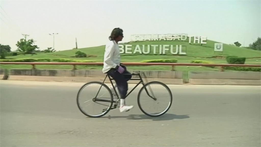 巴基斯坦男騎無把手腳踏車　周遊全國倡和平