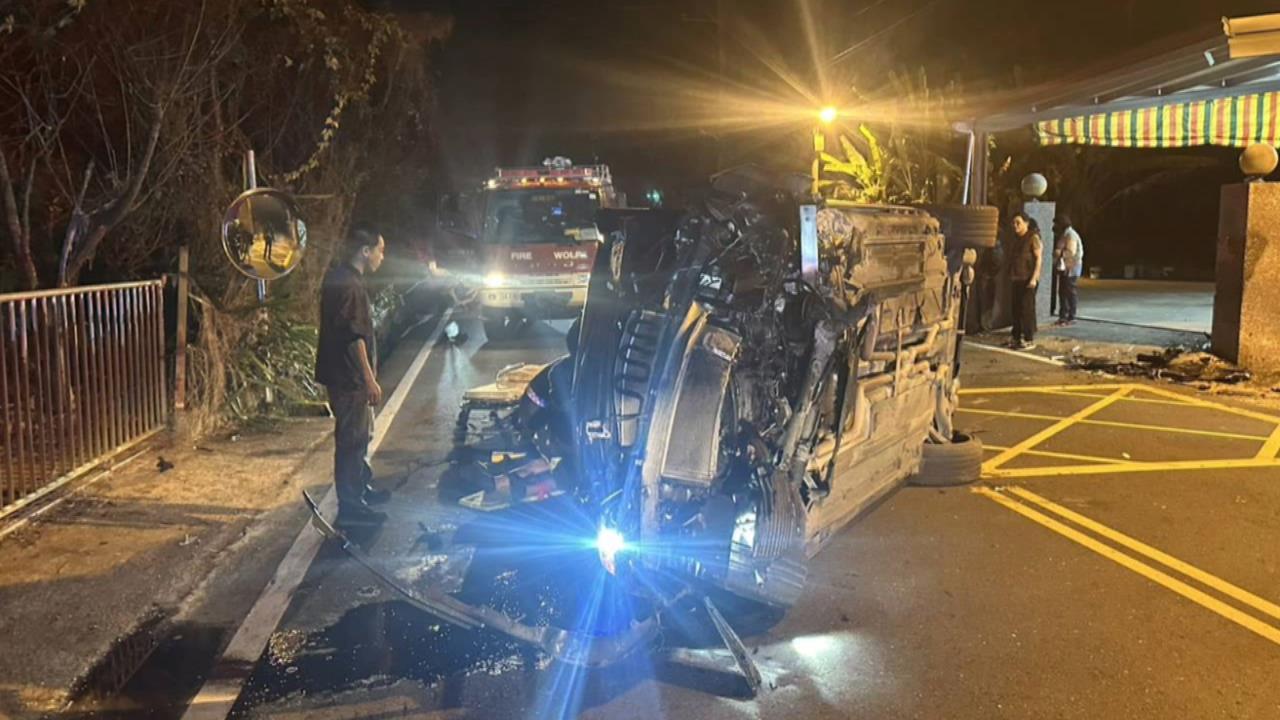 酒駕男失控自撞民宅圍牆側翻 車體變形駕駛一度受困