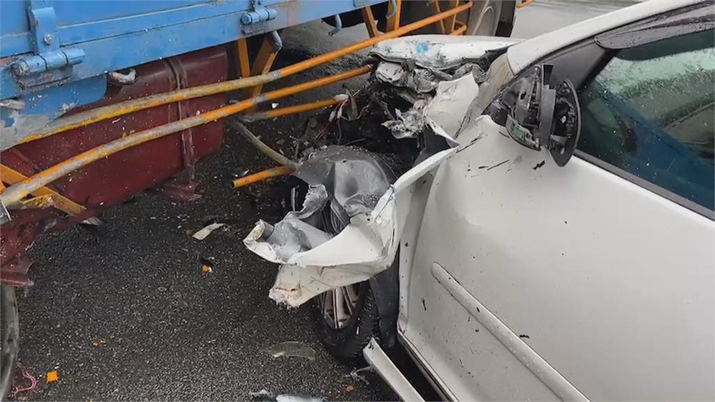 轎車撞貨車油箱柴油灑滿地　警消憂發生火災封鎖道路