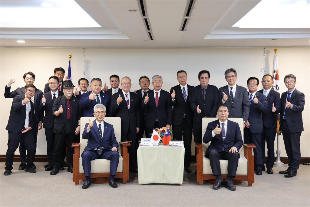 日本青森弘前市長會台南市長黃偉哲　雙方深化農產交流共同紀念台南400