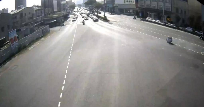 新車上路30分鐘就中獎　台南觀海橋「暴走輪胎」天降奇襲特斯拉