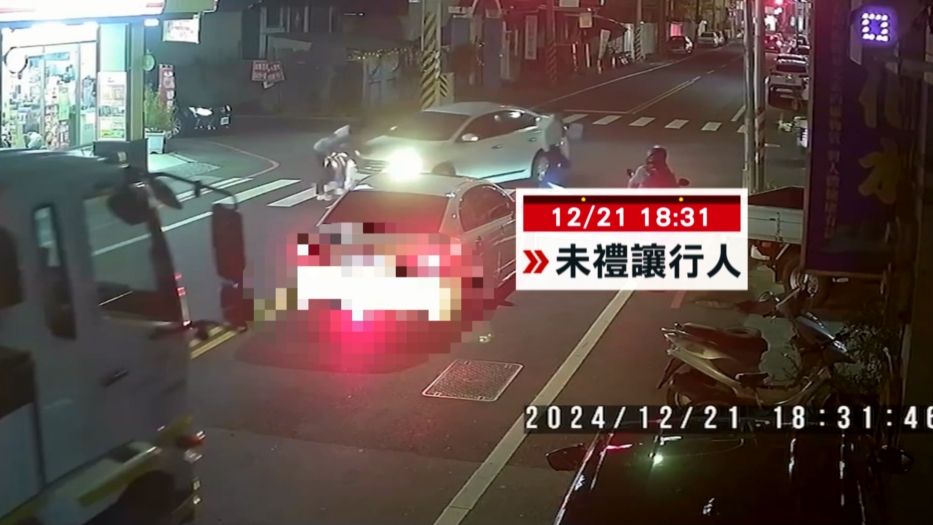 台南轎車轉彎險撞行人　3人急忙跳開驚險閃避