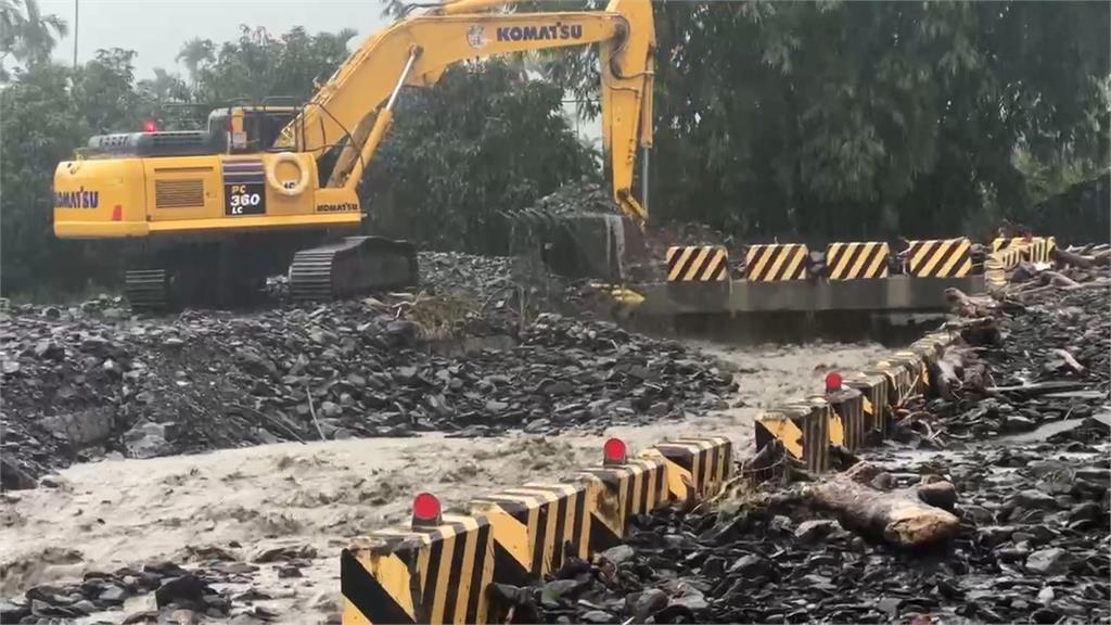 道路中斷! 高雄六龜山區嚴重土石流 陳其邁趕赴現場勘災