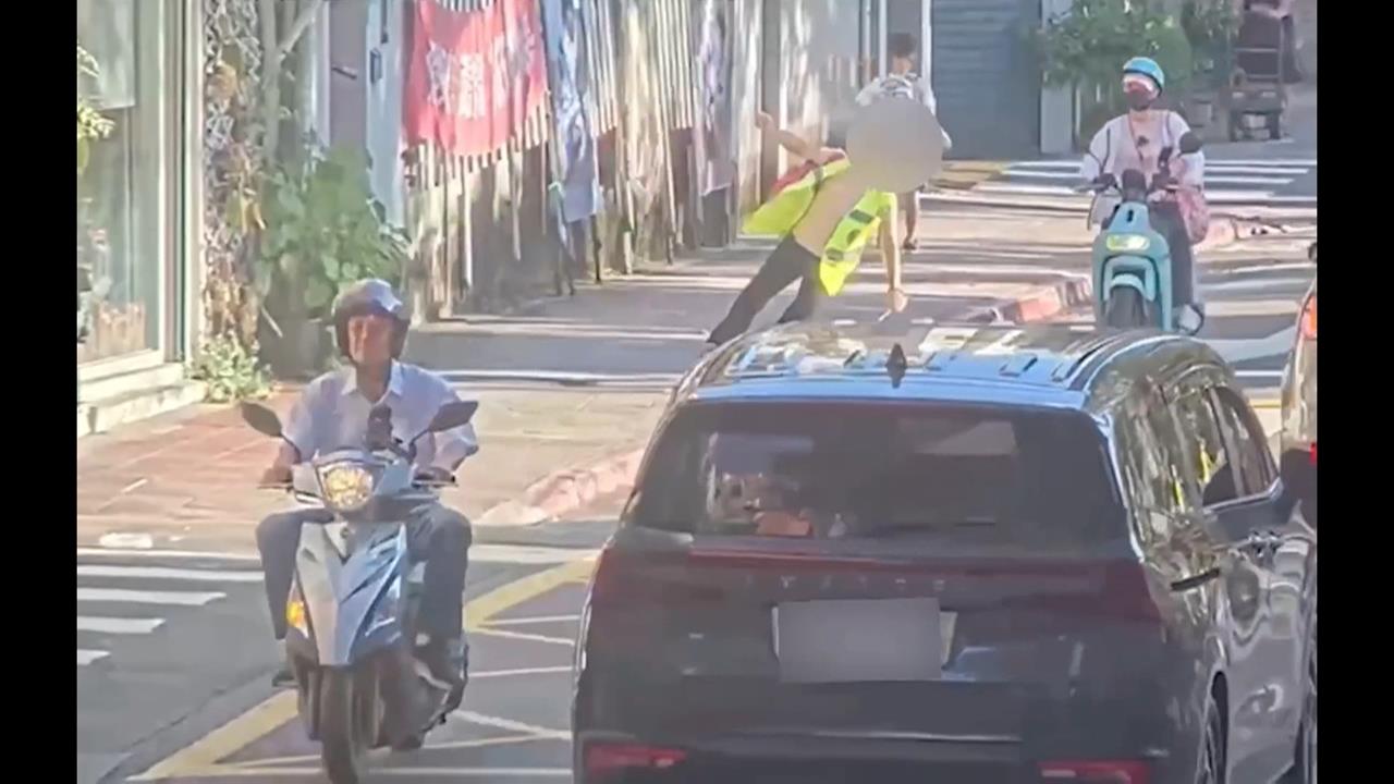 導護志工疑「熱暈」跌坐馬路　遭機車騎士撞上