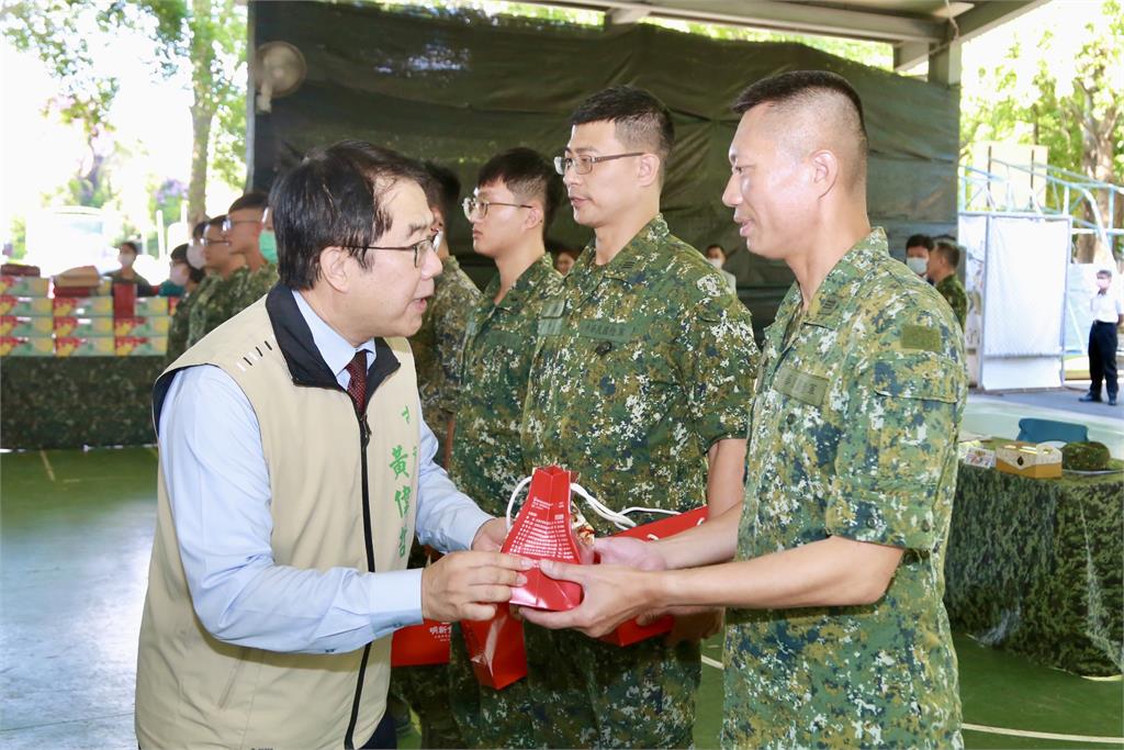 赴營區贈端午粽子 黃偉哲:展現民敬軍.軍愛民