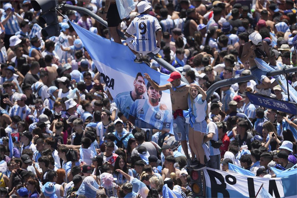 卡達世足／深入敵營？阿根廷奪冠2球迷「法國機場嗨爆」尷尬影片曝