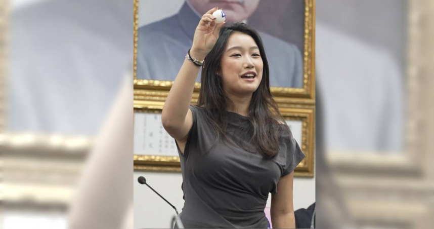 正妹幫郝龍斌代抽籤意外吸睛！爸爸說話了　網友嗨喊：出道演藝圈吧