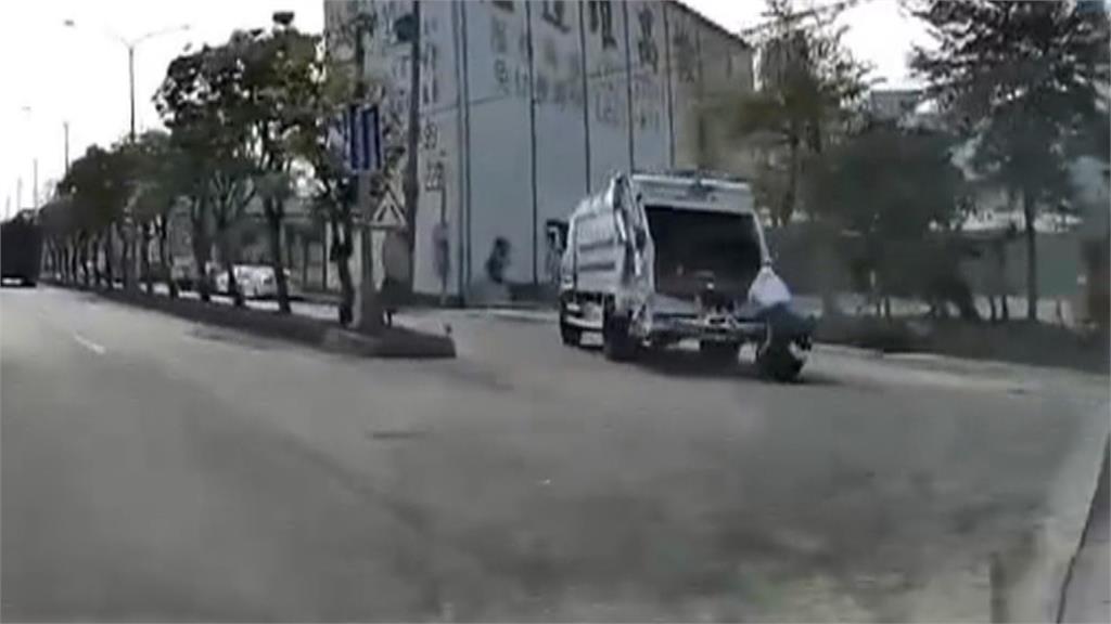 垃圾車迴轉未禮讓直行機車　騎士直撞栽進車斗大腿骨折
