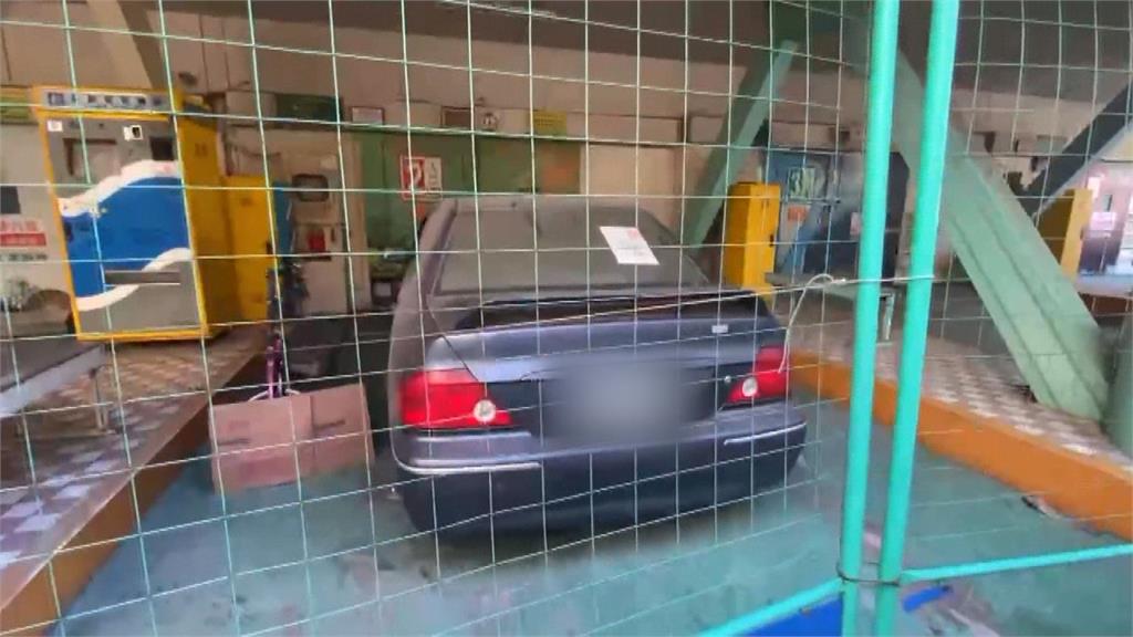 沒錢繳費車不要了？彰化最牛霸王車占停車塔入口2年下場曝