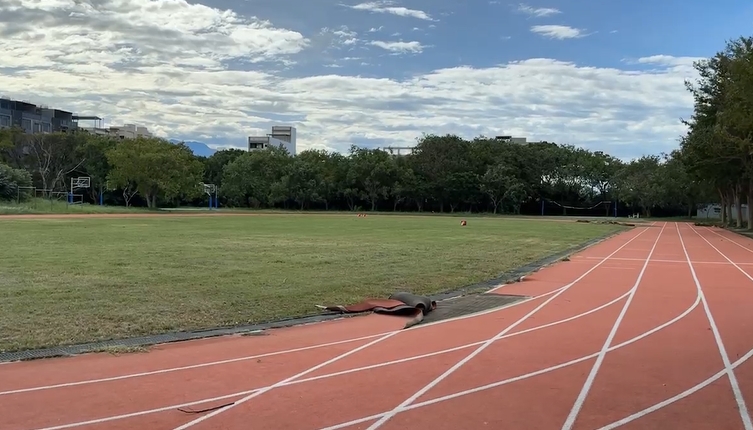 快新聞／苗栗颳10級強風！大同高中操場PU跑道「被吹飛」　學生目睹瞬間嚇壞