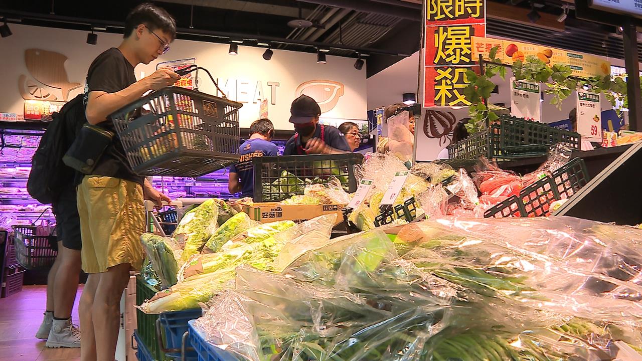巴威來勢洶洶！ 賣場超市一早湧買菜人潮