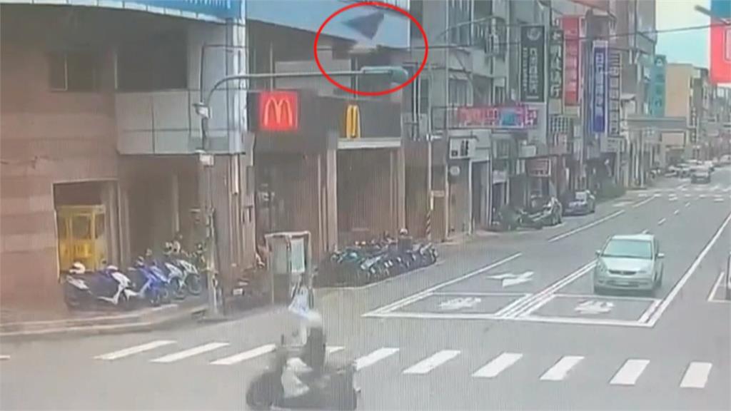 苗栗驚險畫面曝！　大樓外牆磁磚掉落　6機車遭波及