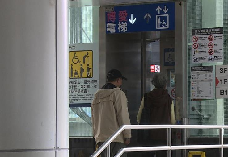 快新聞／新北景安捷運站65歲婦與男起口角　遭對方持刀砍殺陷入昏迷