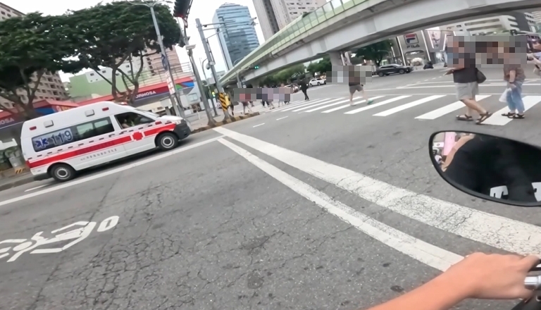 救護車鳴笛過斑馬線　停不停車禮讓行人？引發討論