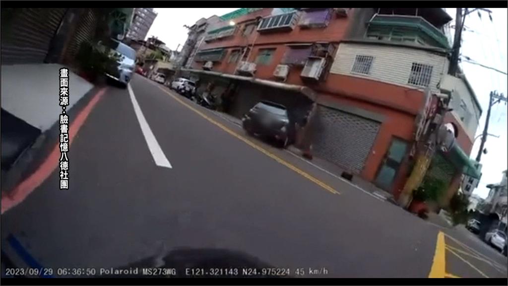 巷弄不減速2車路口擦撞　小客車甩尾衝進民宅鐵門全毀