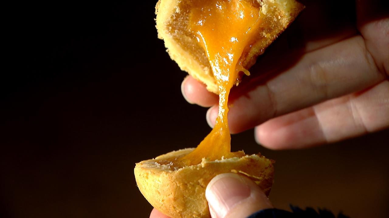 過年伴手禮！　糕餅老店二代改良鳳凰酥　鹹蛋黃內餡「會流心」