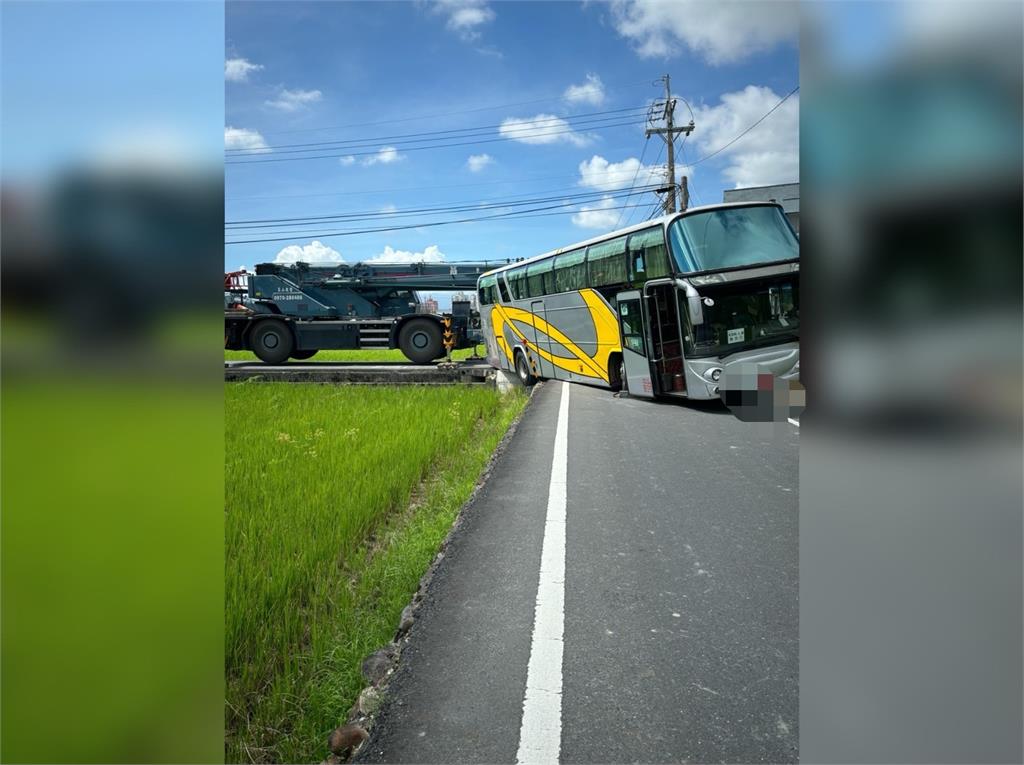 快新聞／宜蘭遊覽車意外掉落！　卡田野間水溝畫面曝光