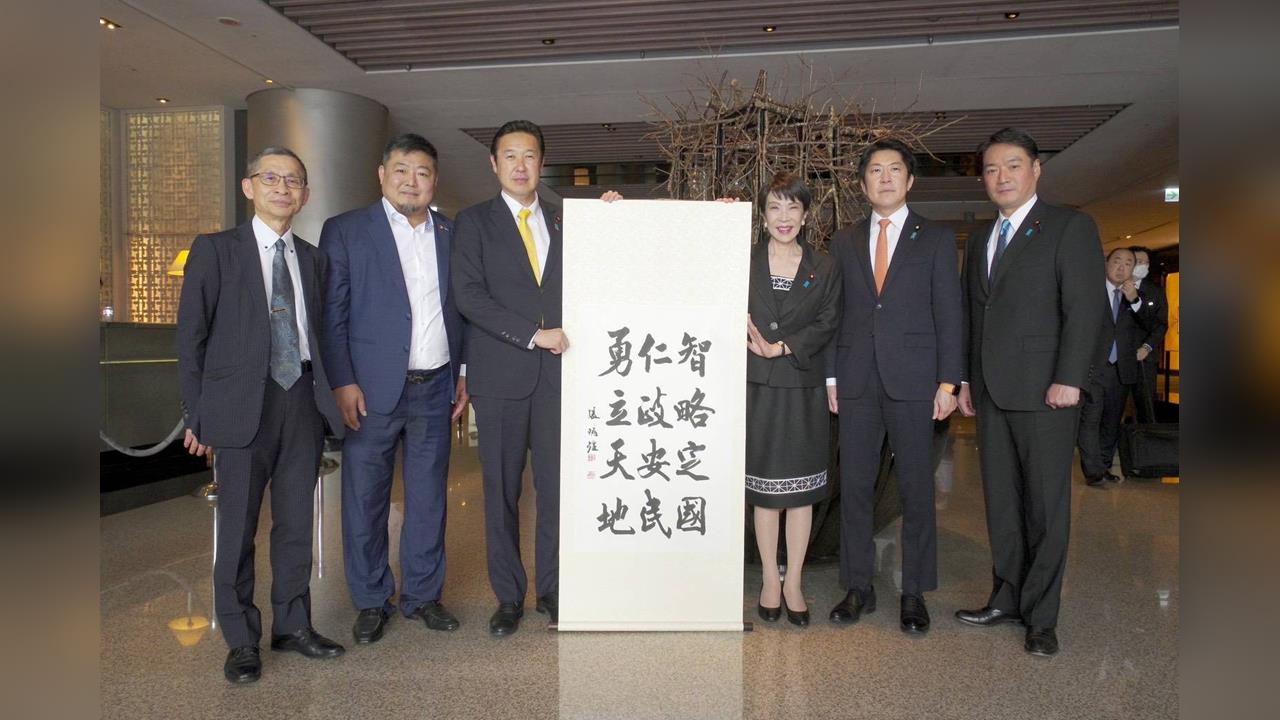 【淡江傳真】從石破茂到高市早苗 日本政壇爭索淡江張炳煌教授墨寶