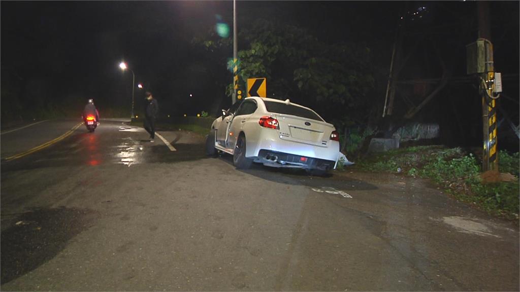 載友人夜遊自撞護欄　駕駛一度受困車內