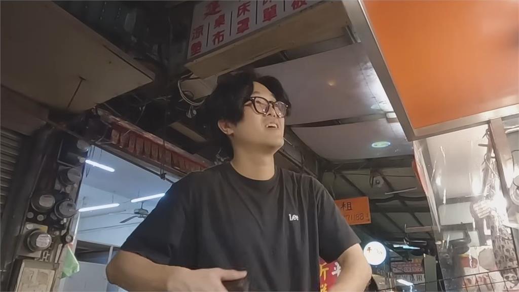 歐巴包粽子初體驗！菜市場頭家「熱心推薦配料」　網笑：怎能少蛋黃