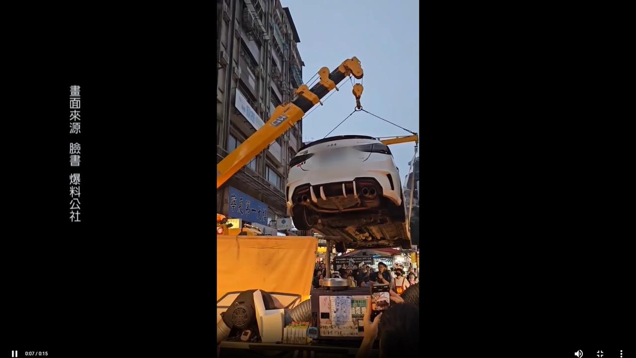 轎車寧夏夜市違停遭拖吊　逛街民眾笑：真實大型夾娃娃機