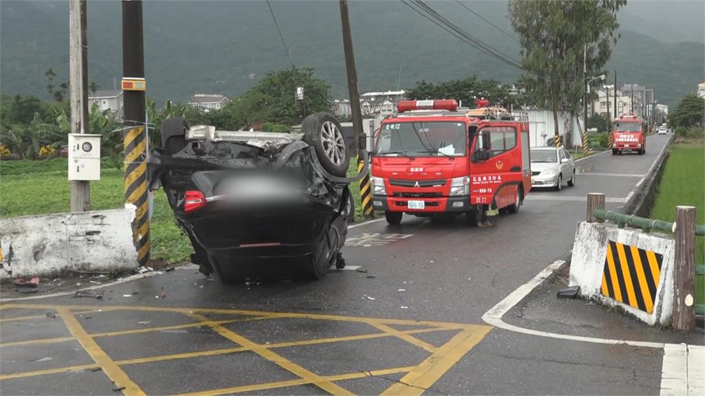 賓士後半部遭國產「小鴨鴨」撞爛賓士應讓幹道車 警：鄉代肇責較多