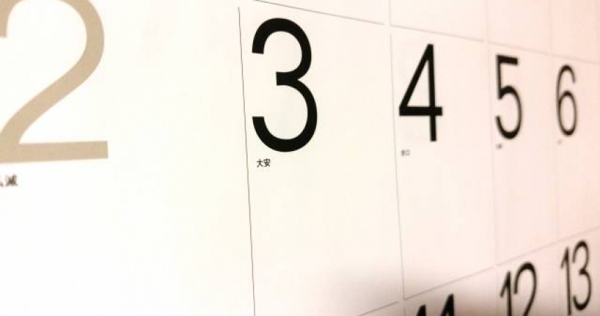 才剛開學！妹子翻行事曆驚見「4大連假」爽放12天　一票人卻崩潰：很慘