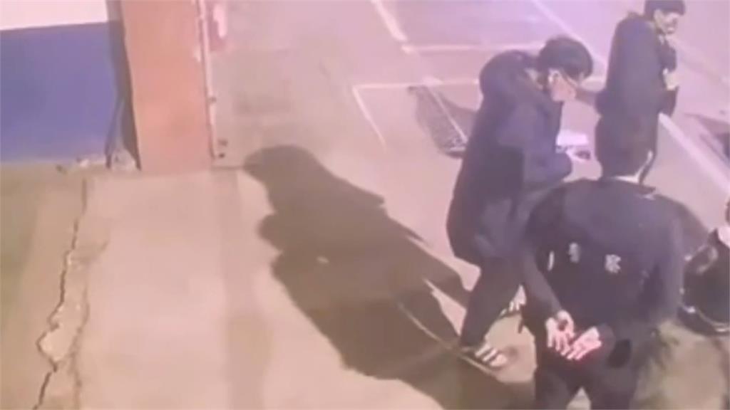 用黑膠帶把車牌「F」貼成「E」　藏毒男子還是被逮了