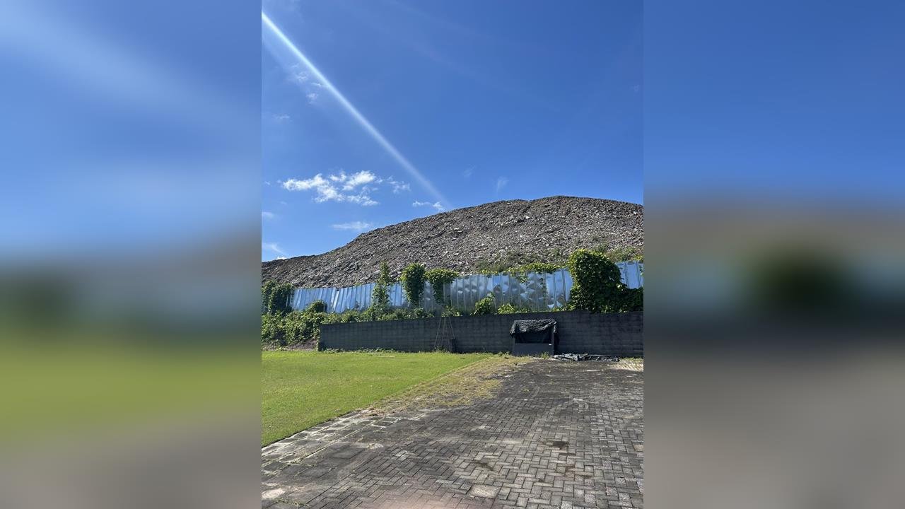 京都巨大垃圾山！ 業者暫置廢棄物 堆「5層樓高」引崩塌疑慮