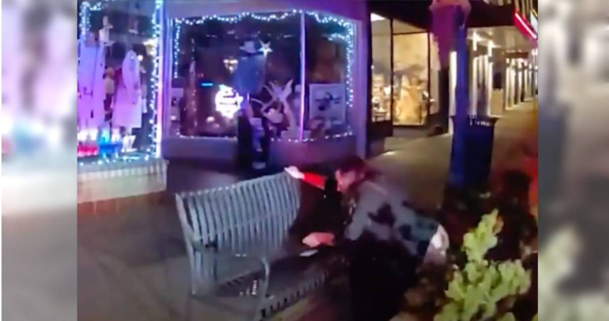 美女法官喝醉當街脫褲小便 失態畫面瘋傳!連工作也沒了