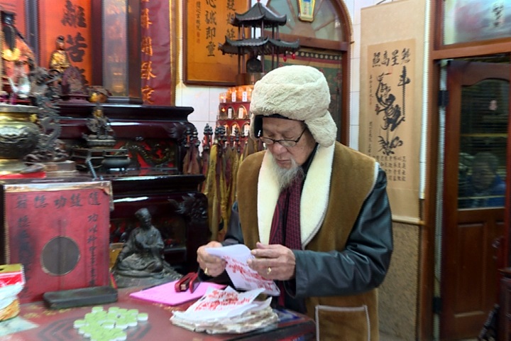 80歲老翁自學畫魁星圖 考生慕名來求好彩頭