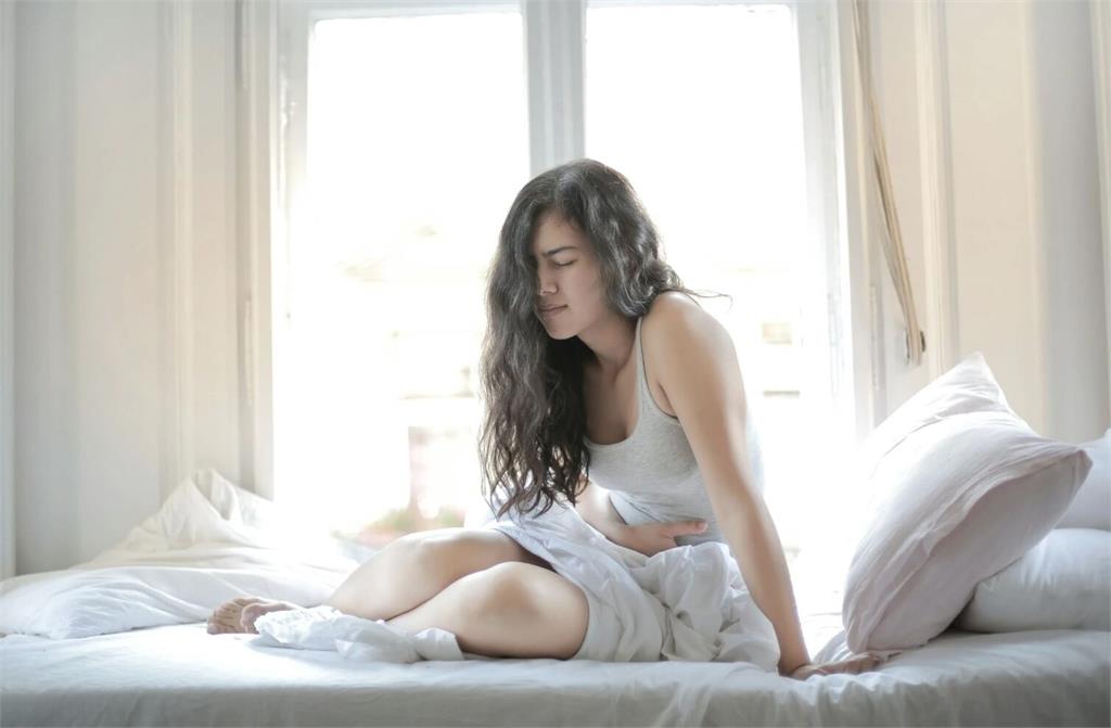 她天天補益生菌+大量青菜   肚子更脹、便秘更慘！醫曝元凶在這