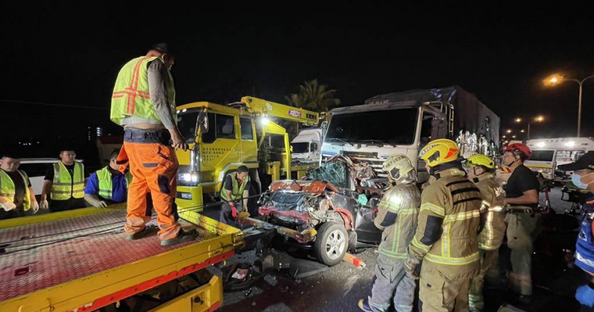 國道1號仁德段「7車連撞」！小客車被撞成廢鐵　5人受傷送醫