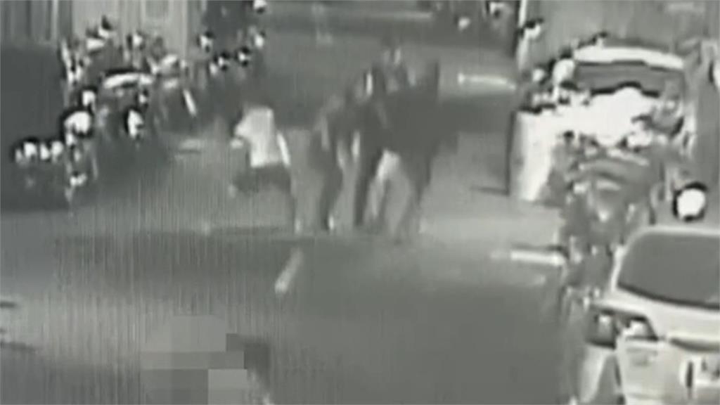 3萬債務約談判竟丟信號彈　男子逃跑不及遭砍傷