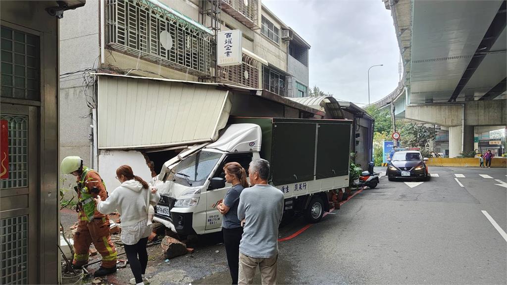 快新聞／開車恍神？新竹小貨車衝撞民宅　導致瓦斯外洩維修恐要20萬