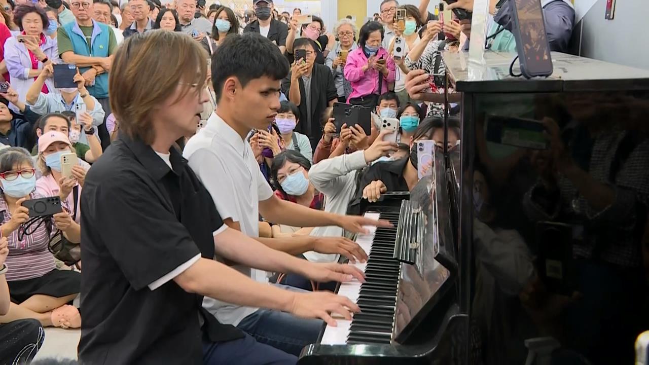 參戰台南車站公共鋼琴! 林隆璇.陳俊豪上演四手聯彈