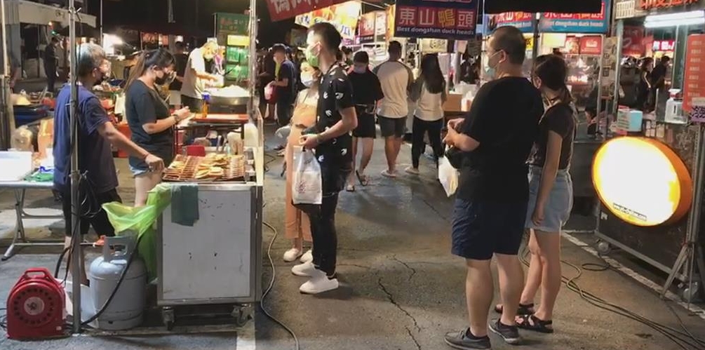 夜市小吃「100元起跳」嚇壞老饕！他嘆「不如吃餐廳」網狂點頭：回不去了