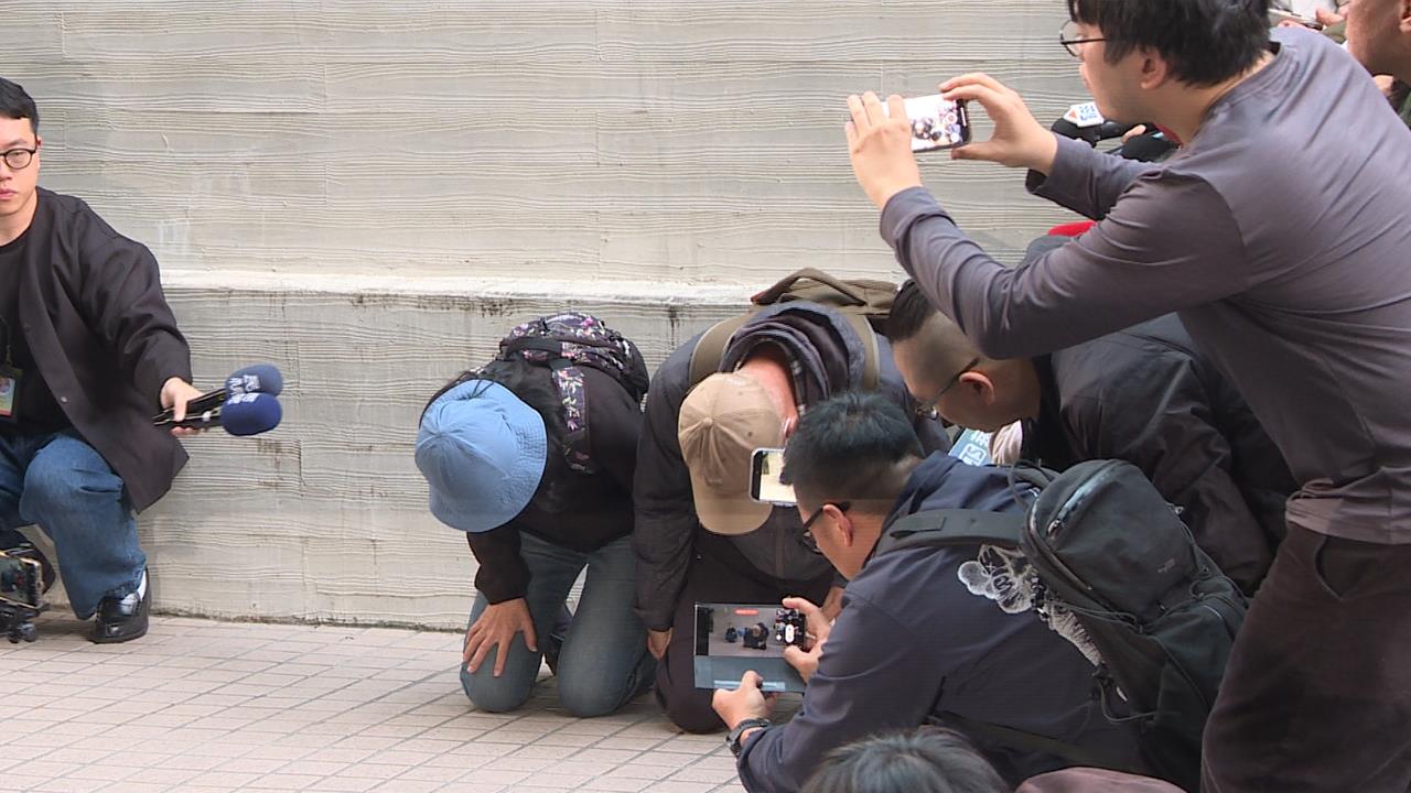 「我兒子犯下滔天大罪」　張文父親鞠躬、下跪、道歉