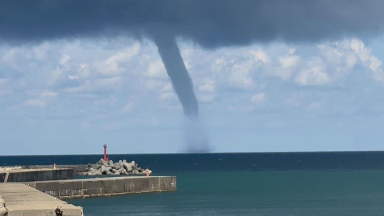 北日本大氣不穩定！　山形縣外海竄起「巨型水龍捲」