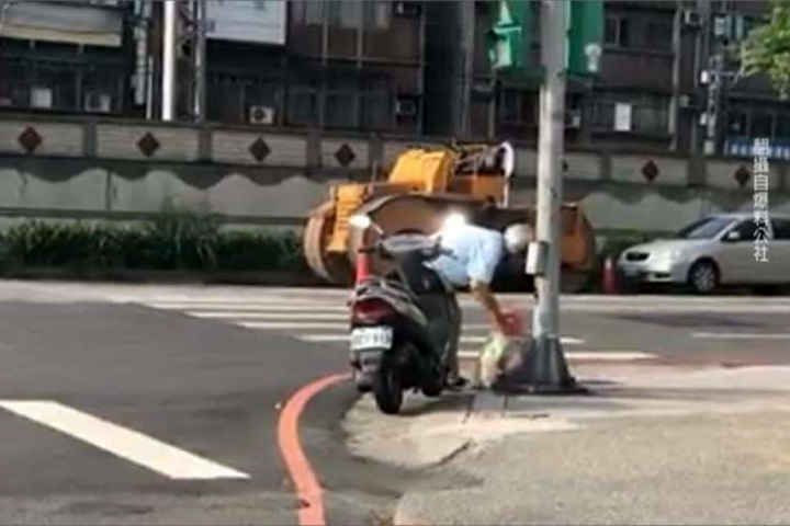 為了省垃圾袋錢？老伯把垃圾塞到路邊袋子