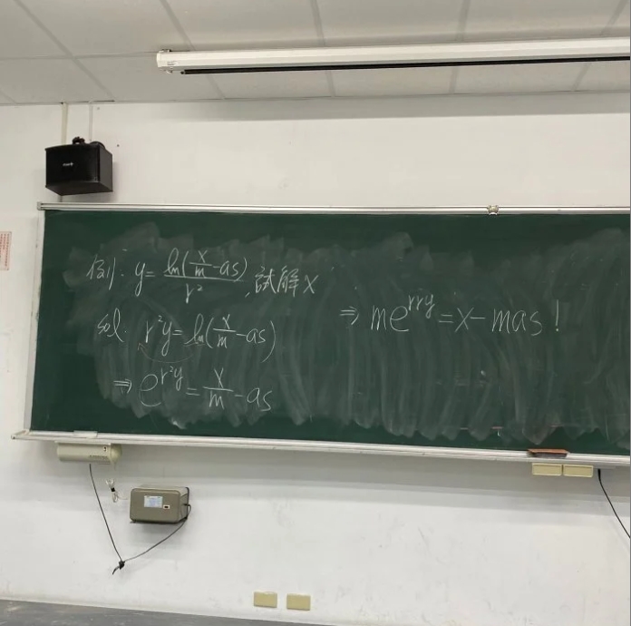 微積分老師黑板「寫1公式」送祝福　學生一看秒懂笑：耶誕快樂！