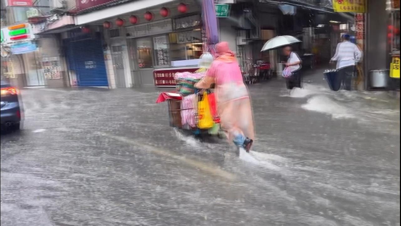 大雨狂炸！淡水道路變淡水河　汐止涵洞「車滅頂」