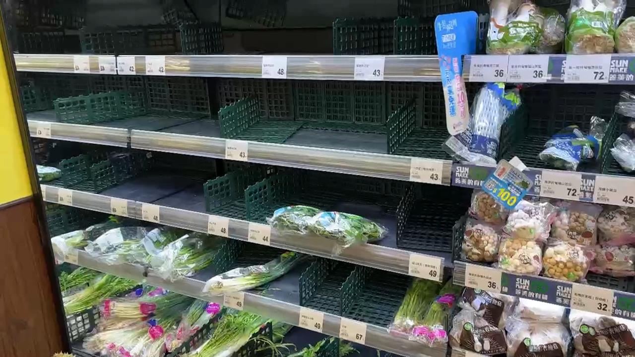 颱風逼近掀搶菜潮！　　葉菜率先喊漲　賣場蔬菜貨架空一半