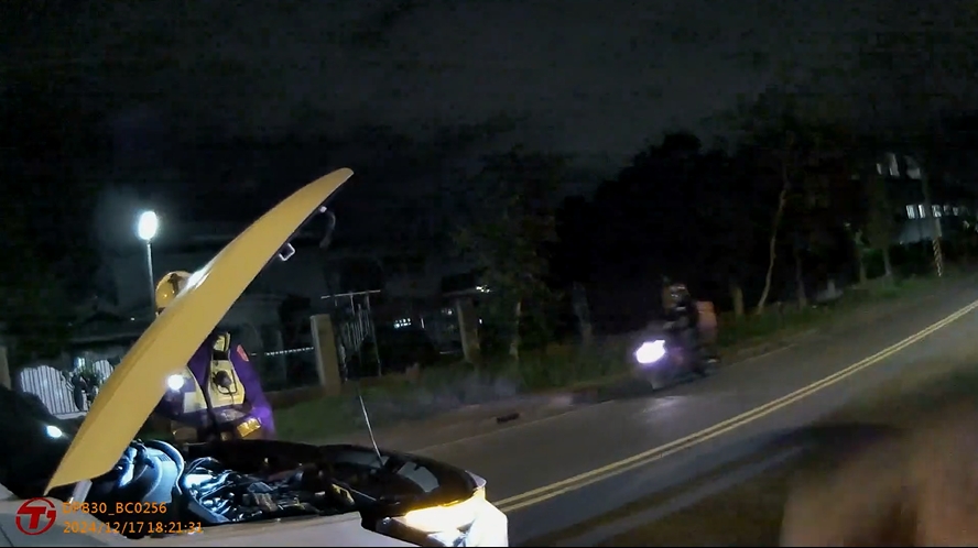 女駕駛開車到一半「聽見貓叫聲」急查看!小貓竟「躲在這裡」幸順利脫困